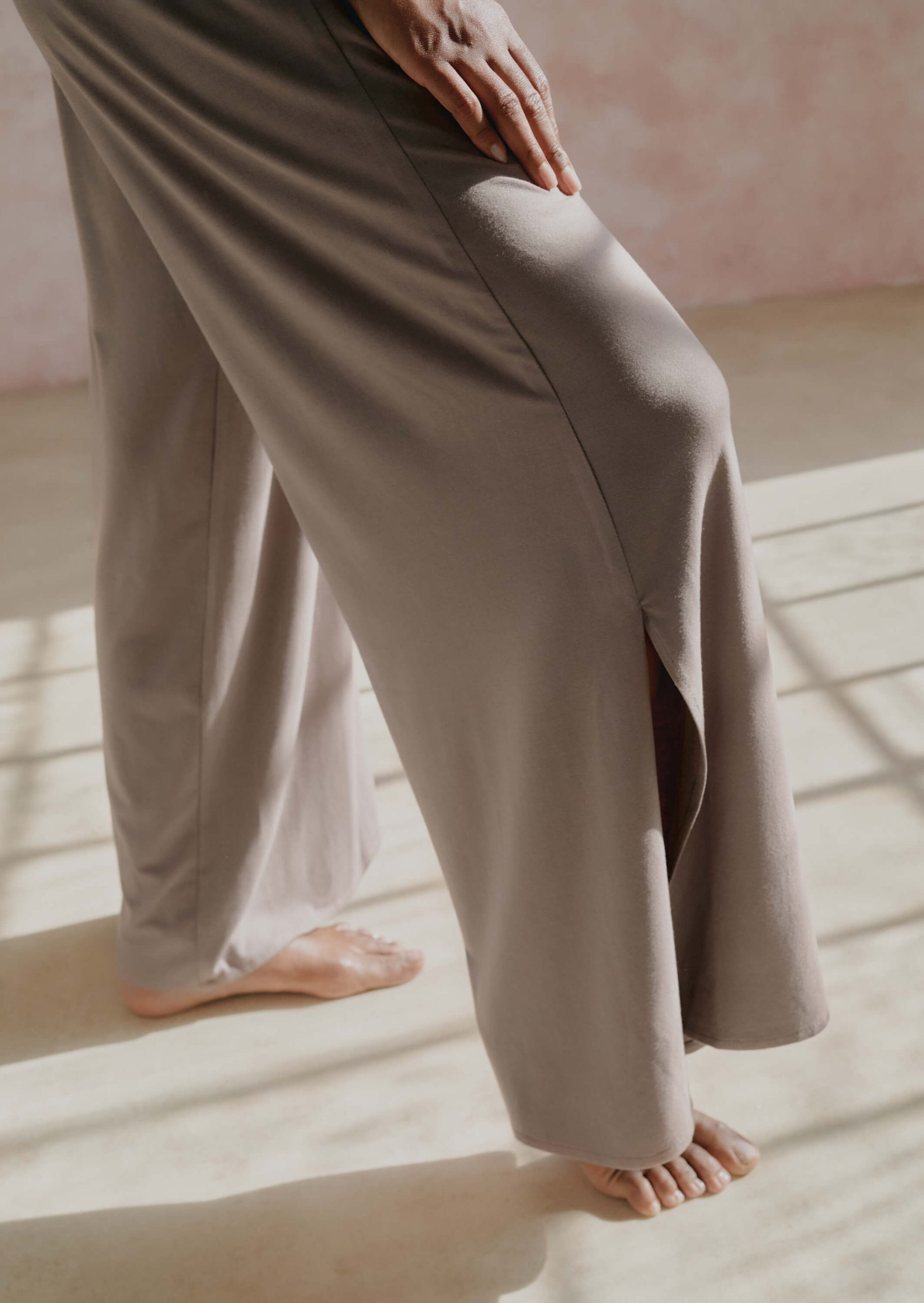 230508_asana_pants_lookbook_0812_3k_sRGB_web asana_flow_pants_stone