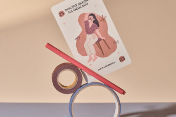 karty do jogi przy biurku