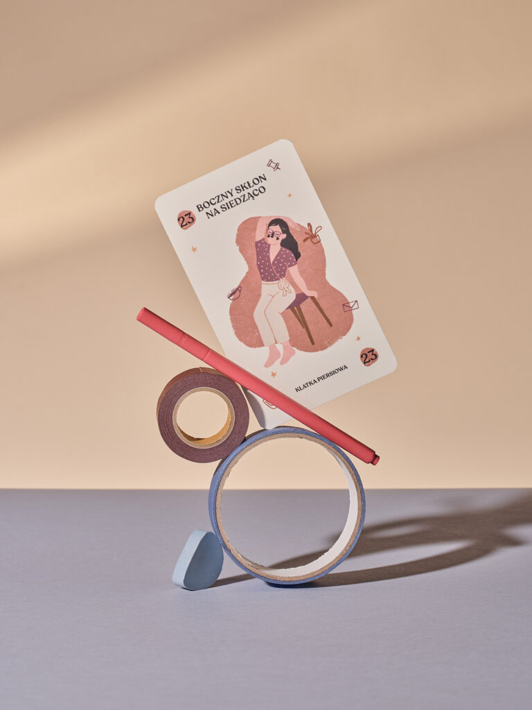 karty do jogi przy biurku