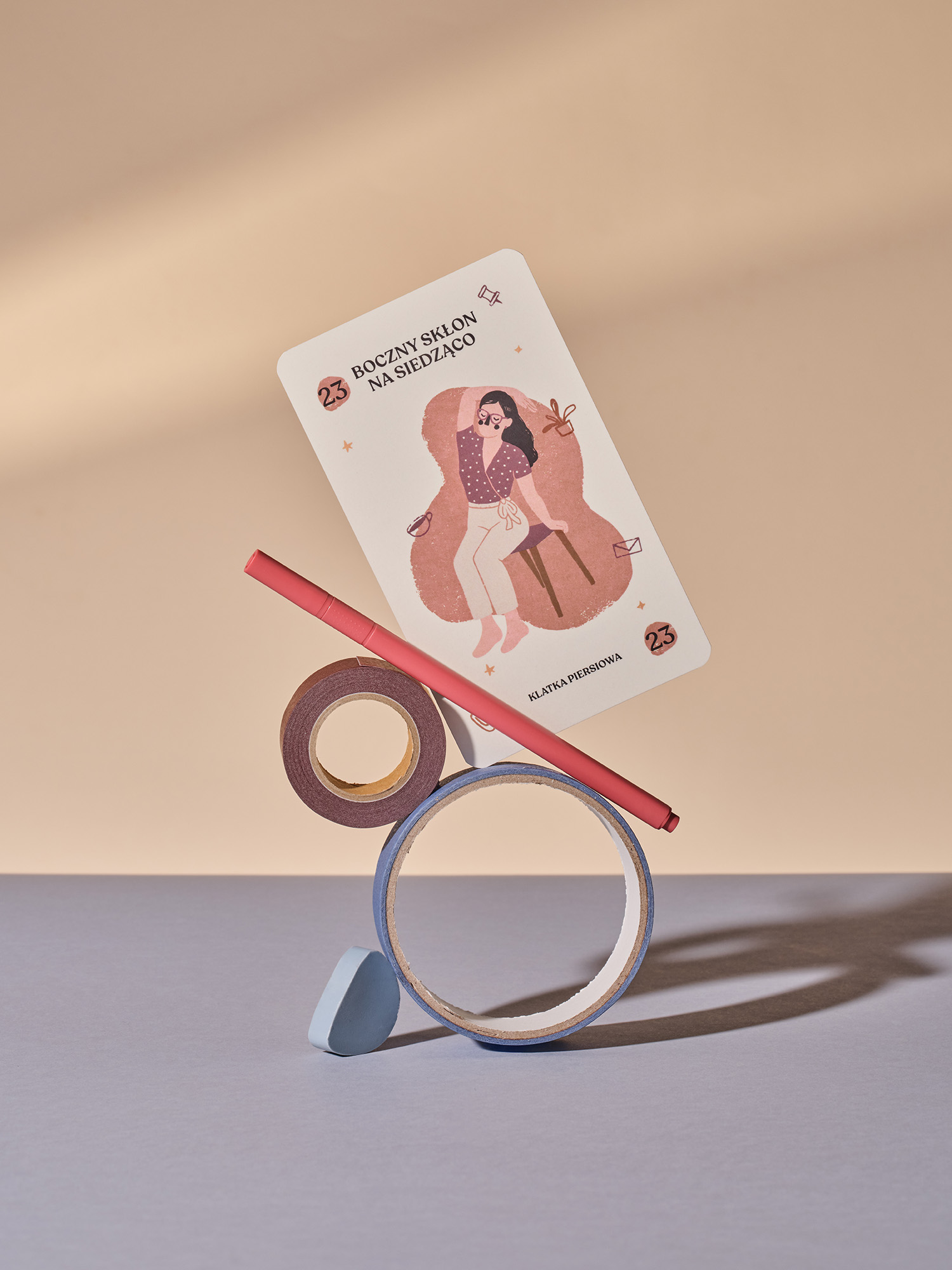 karty do jogi przy biurku