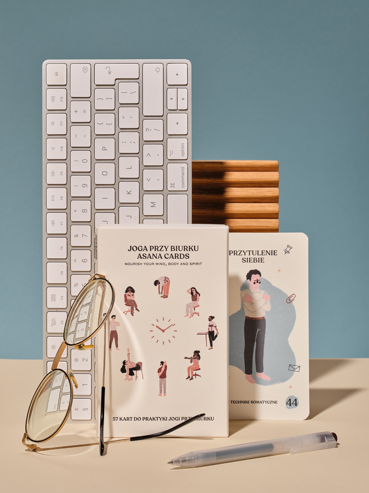 karty do jogi przy biurku